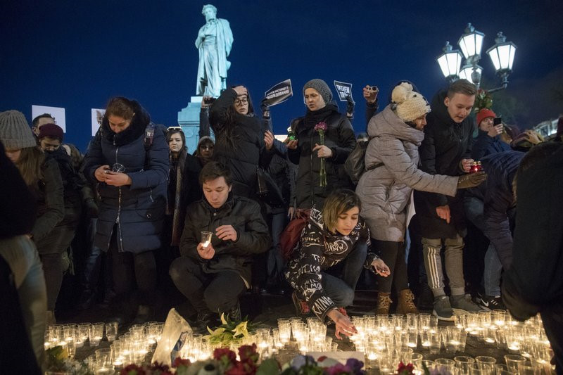 Giận dữ và đau thương sau vụ cháy trung tâm thương mại ở Nga